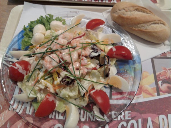 Interior: Salata de creveti la Nordsee. Lumina ambientala era slaba si galbuie, dar culorile au iesit foarte bine.