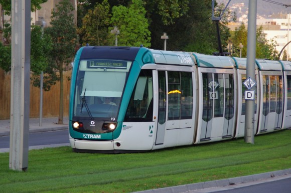 Barcelona - Tramvaiul e rapid, silentios, stabil, pe iarba