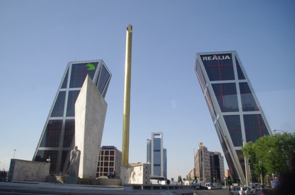 Turnurile inclinate din Plaza Castellana
