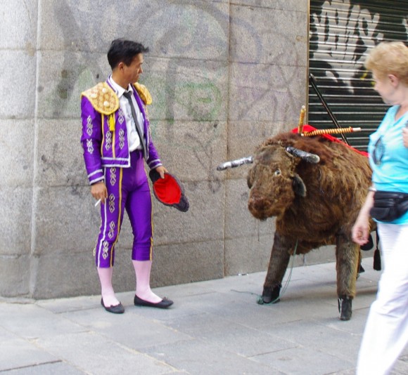 Madrid - matador asiatic, fumator, langa un taur de pluș
