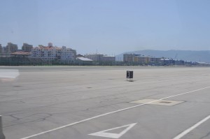 Nu exista alt drum decat traversand pista aeroportului