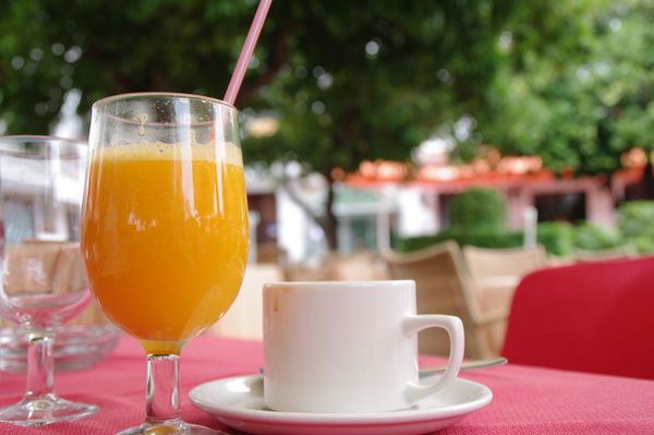 Cafe con leche y zumo de naranja
