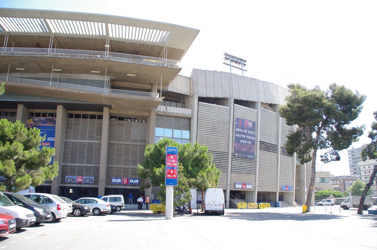 Langa Camp Nou din Barcelona