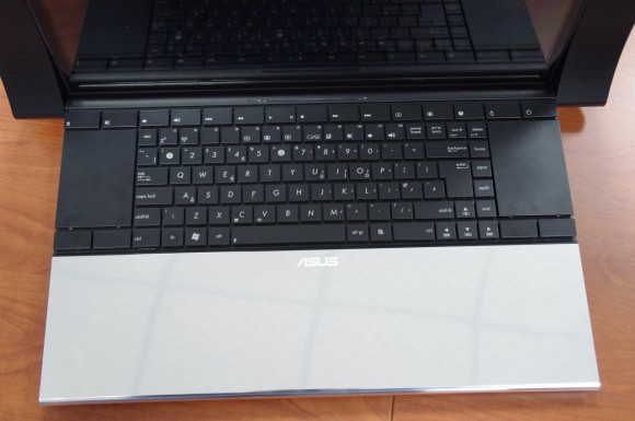 Tastatura cu trackpaduri in lateral