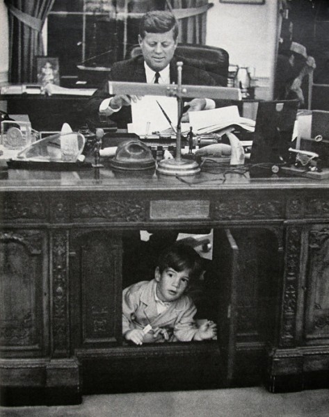Kennedy Jr. jucandu-se in biroul tatalui sau