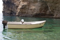 Barca ancorata in Corfu langa Plaja Paradisului. Apa foarte limpede si nisipul alb atrage turistii in acest loc destul de retras, unde se poate ajunge doar cu vaporasul.