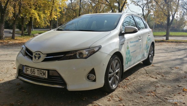 toyota_auris_hybrid_2013_06