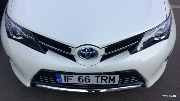 toyota_auris_hybrid_2013_04