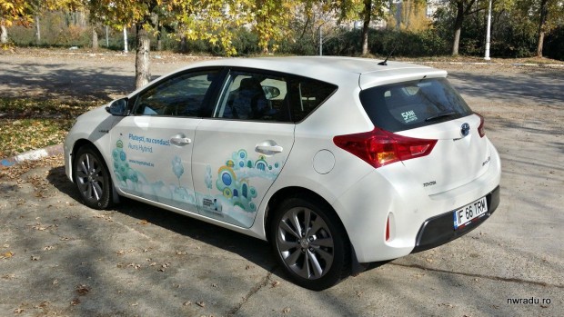 toyota_auris_hybrid_2013_07