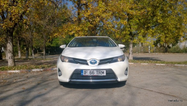 toyota_auris_hybrid_2013_09