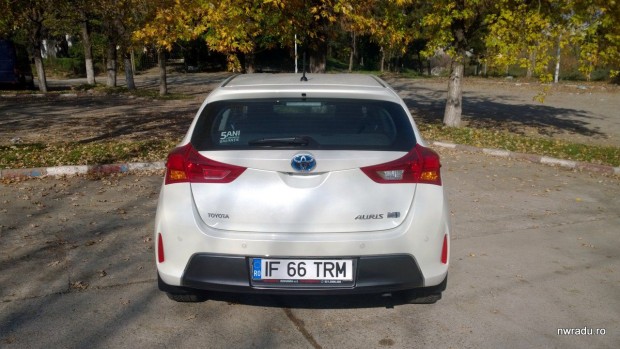 toyota_auris_hybrid_2013_39