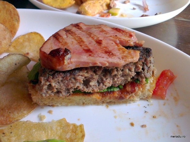 embassy_burger_12_bacon