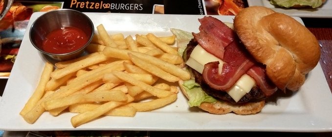 Turul Burgerilor: Bacon Cheese Pretzel Burger la Ruby Tuesday