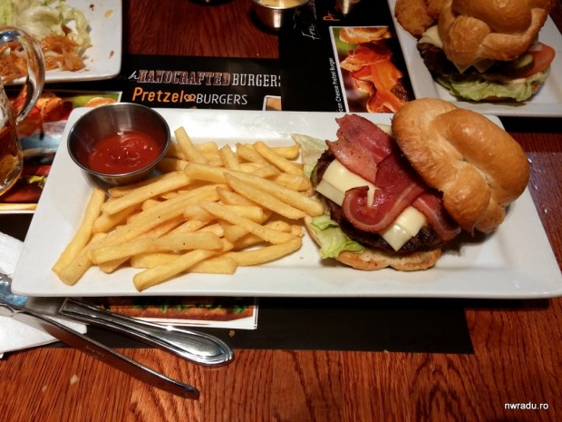 ruby_tuesday_pretzel_burger_08