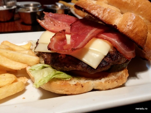 ruby_tuesday_pretzel_burger_09