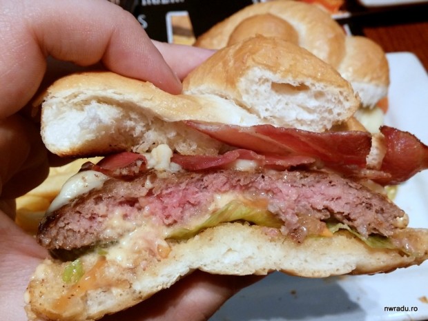 ruby_tuesday_pretzel_burger_11