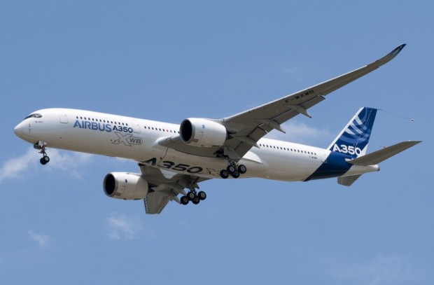 A350_First_Flight_-_Low_pass_02