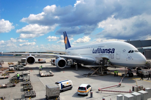 A380-800_of_Lufthansa_in_Frankfurt_Germany_-_Aircraft_ground_handling_at_FRA_EDDF