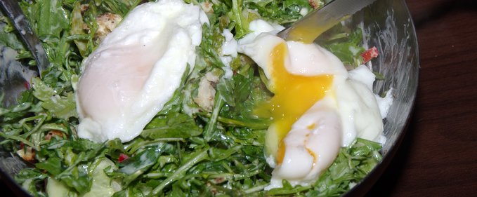 Ați vrut mâncare sănătoasă: salată de rucola cu ou poșat