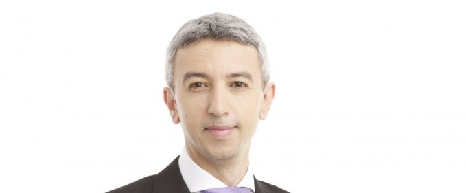 Dan Diaconescu strânge semnături în stilul caracteristic