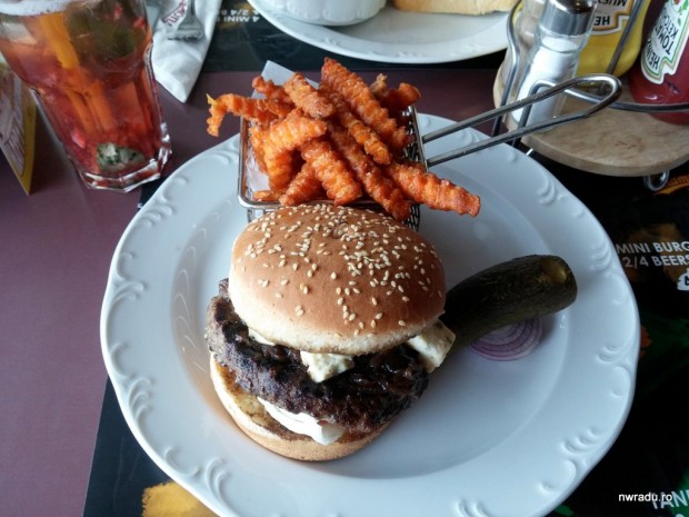 champions_marriott_burger_12_black_blue