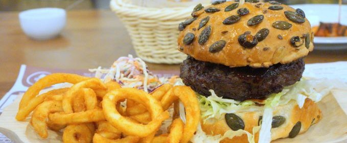 Meniu nou la Berăria H: burger uriaș, coaste extraordinare și alte bunătăți