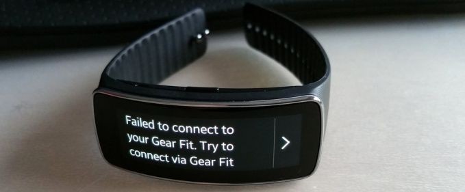 Nu vi se mai conectează brățara Gear Fit la telefon?
