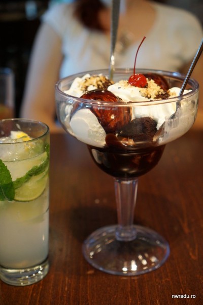 hard_rock_cafe_world_burger_tour_07_hot_fudge_sundae