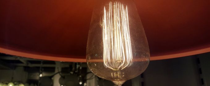 Becuri Edison vintage și ceva mobilă specială