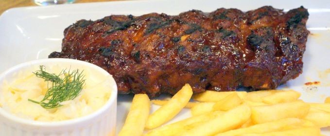 Pizza Hut și noul meniu american de burgeri, coaste și altele
