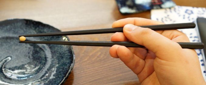 Cum înveți să mănânci cu bețe, tradiția lor și alte informații despre mâncarea asiatică