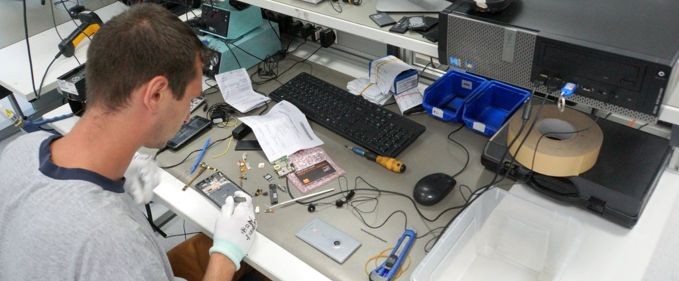 Cum lucrează Orange Service Center – 800-1000 de telefoane reparate zilnic
