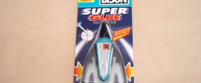 Un superglue care nu se întărește în tub și-l poți refolosi