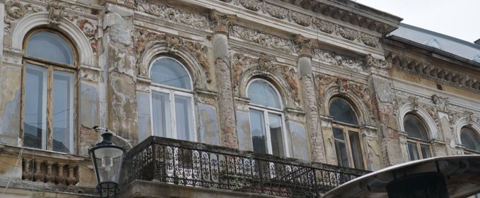 Începe închiderea localurilor din clădirile cu bulină roșie