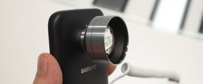 Accesorii Samsung pentru noile telefoane: baterii fast-charge, obiective foto și altele