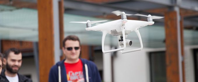 Pe lângă legile privind dronele, și DJI complică suplimentar utilizarea lor