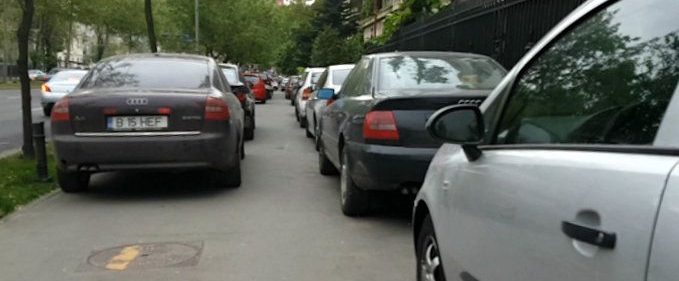 Orașul unde mașinile stau pe trotuar și pietonii pe stradă