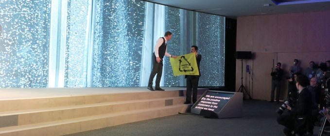 Un protestatar Greenpeace a întrerupt conferința Samsung de la MWC