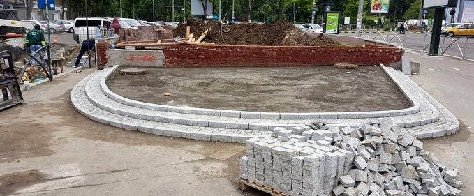 Trotuarul de la Șincai este reamenajat deși nu era nimic în neregulă cu el