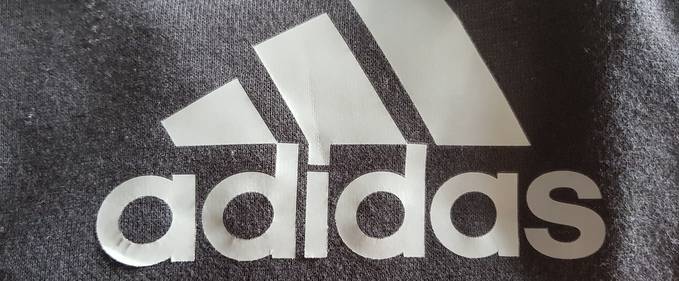 Să tot cumperi pantaloni Adidas