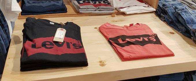 Care-i faza cu hainele pe care scrie mare numele brandului?
