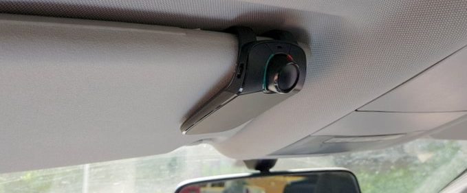 Review Parrot Minikit Neo 2 HD, handsfree de pus la parasolarul mașinii