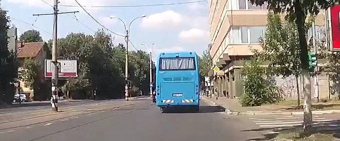 Un alt clip cu un alt autocar al MAI încălcând regulile rutiere