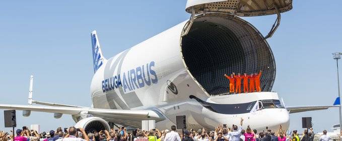 O balenă XL a zburat pentru prima oară