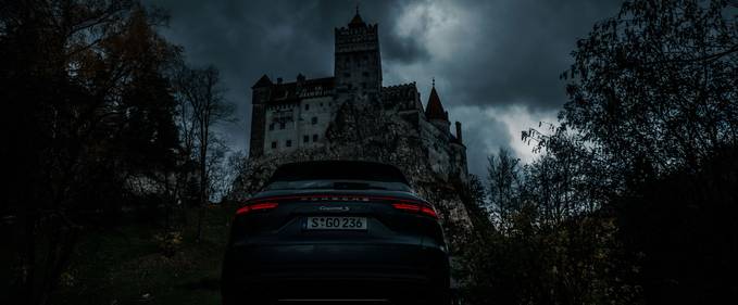 Porsche a filmat un clip pe lângă Bran, în căutarea lui Dracula