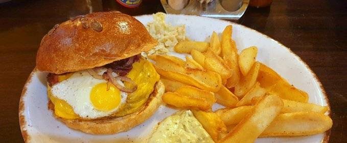 Update burgeristic: Guinness & Jameson Bacon Cheeseburger și pizza super-extra-mega-picantă