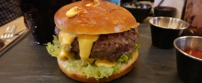 Turul Burgerilor: infuzie de brânză la Vibes 19, în Centrul Vechi