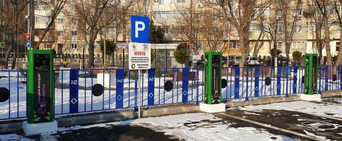 Au apărut stații de încărcare electrică lângă Palatul Copiilor