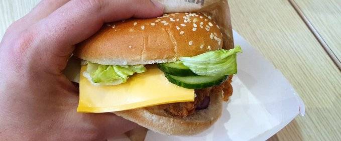 KFC a scos un burger bun cu pui