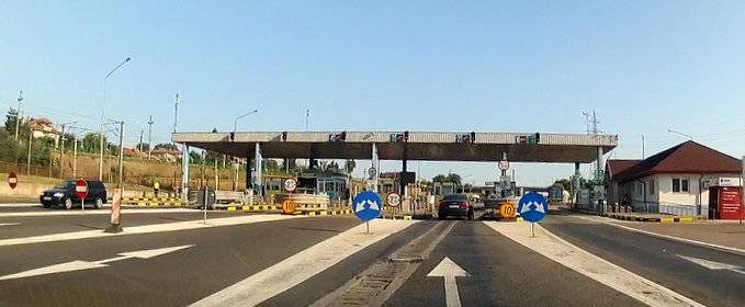 Oamenii care plătesc cash la podul de la Fetești arată cât de greu se schimbă obiceiurile